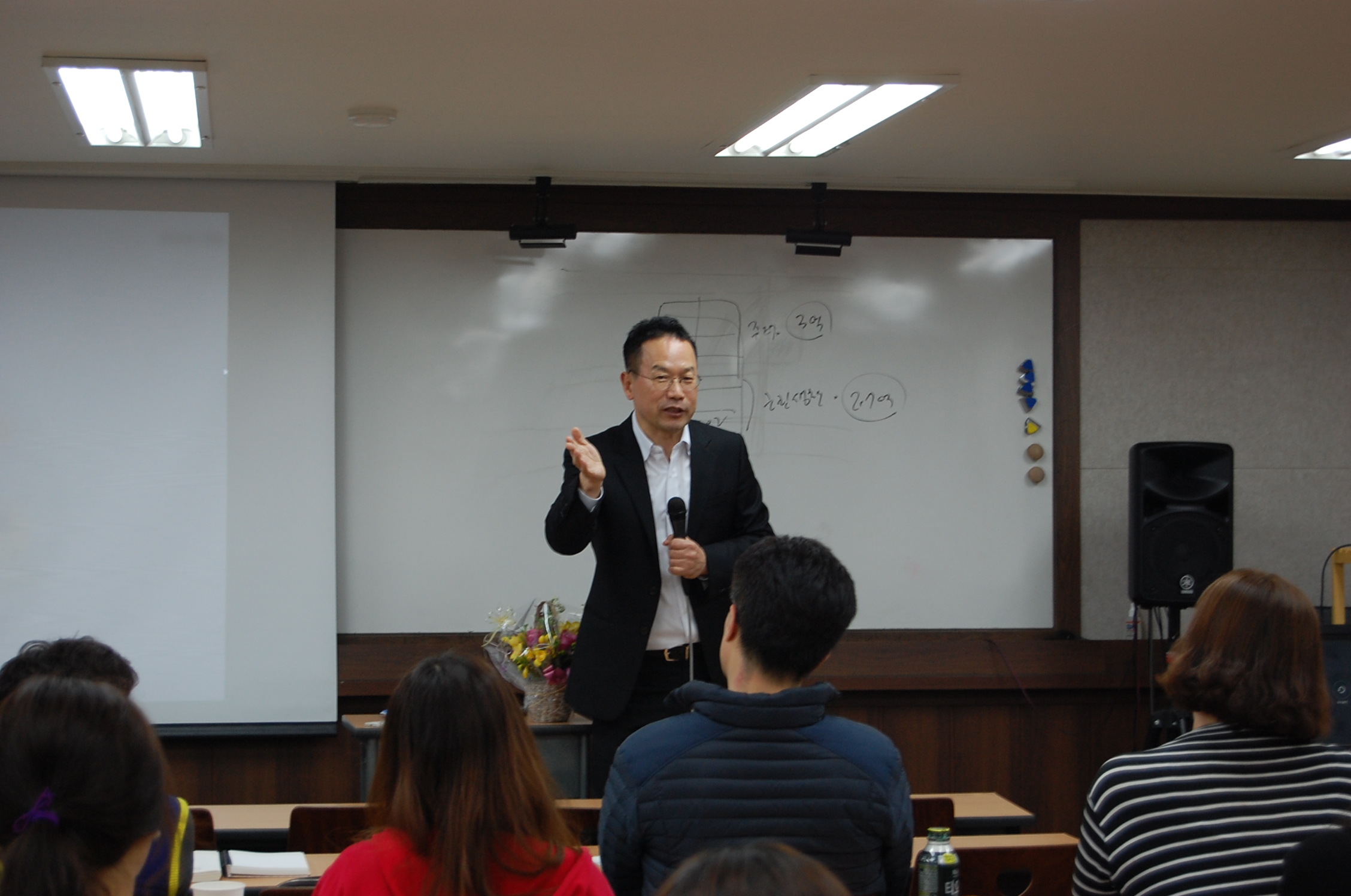 경매 강의 현장에서 설명하는 부자형 유영수