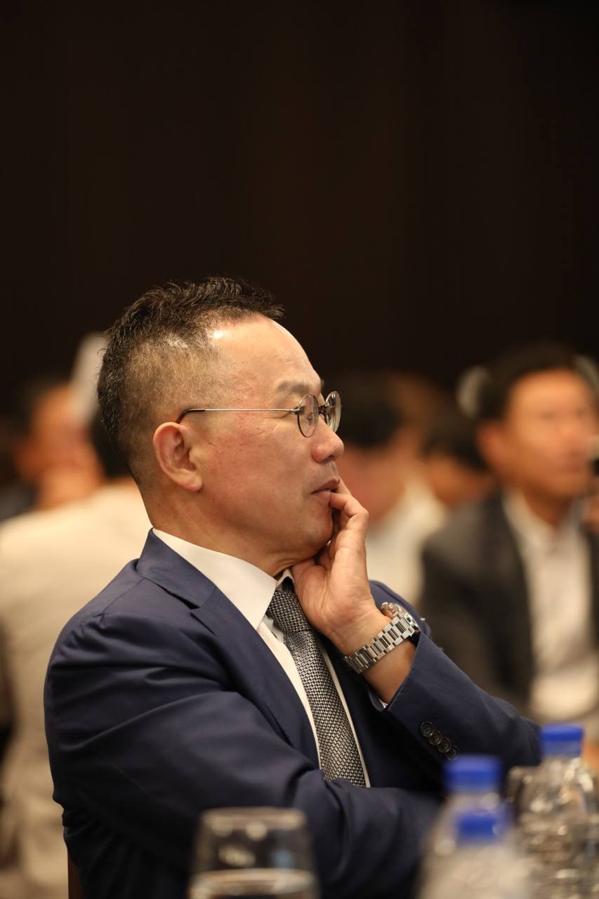 생각에 잠긴 유영수